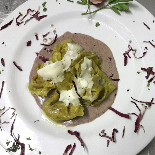 Tortelloni radicchio rosso e asiago con crema vellutata di radicchio rosso