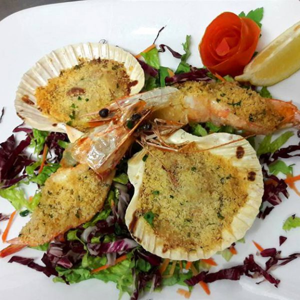 Capesante e gamberoni gratinati al forno - Trattoria Onda Blu